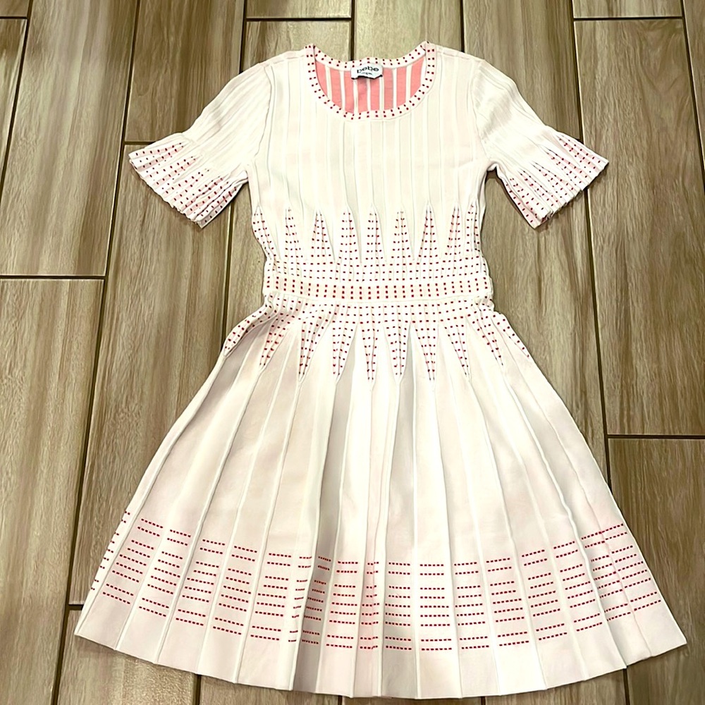 Brand of Bebe with excellent condition color of light pink and white.